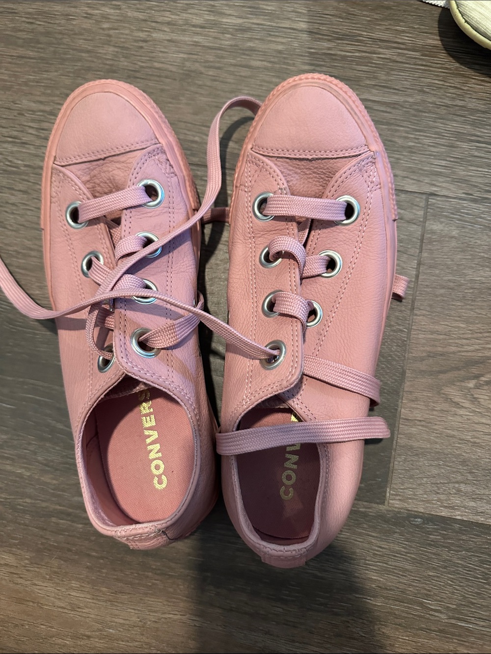 Converse Leather Low-Top Sneakers in Dusty Pink